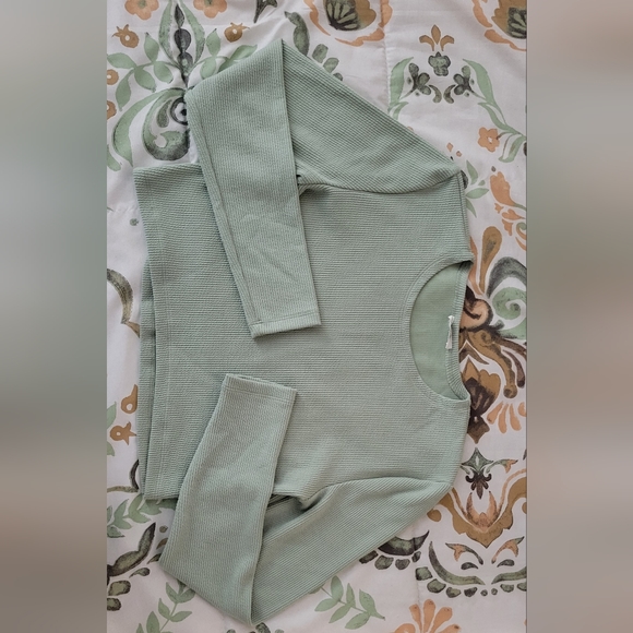 Crop Top Long Sleeve - Picture 2 of 3